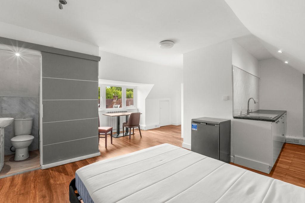 Property photo 2 of 5 2 Nightingales Corner, Hp7 9Py (Low Res)-10