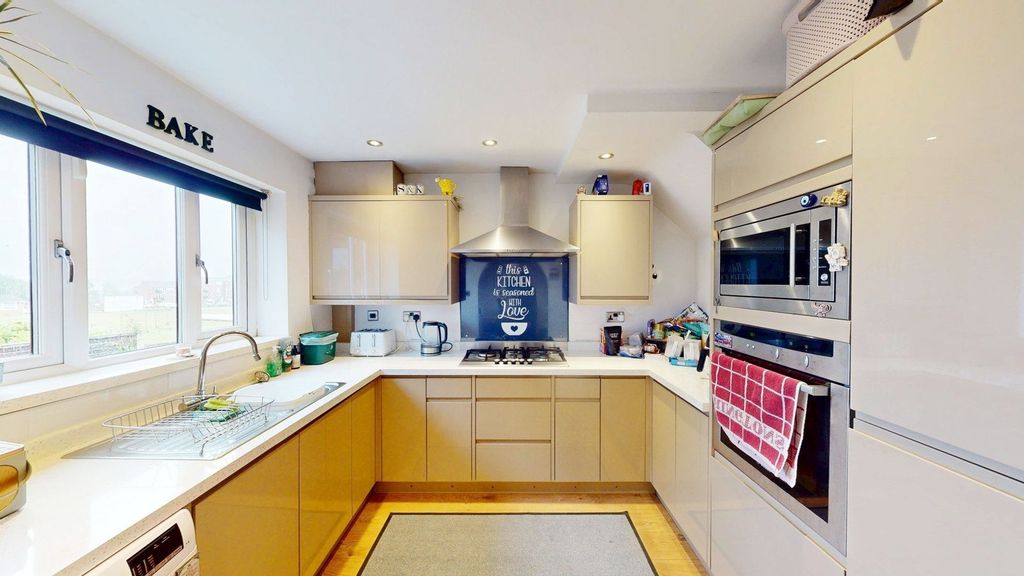 Property photo 3 of 17 Kitchen