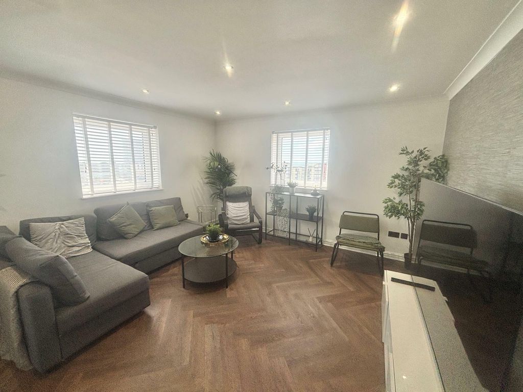 Property photo 3 of 28