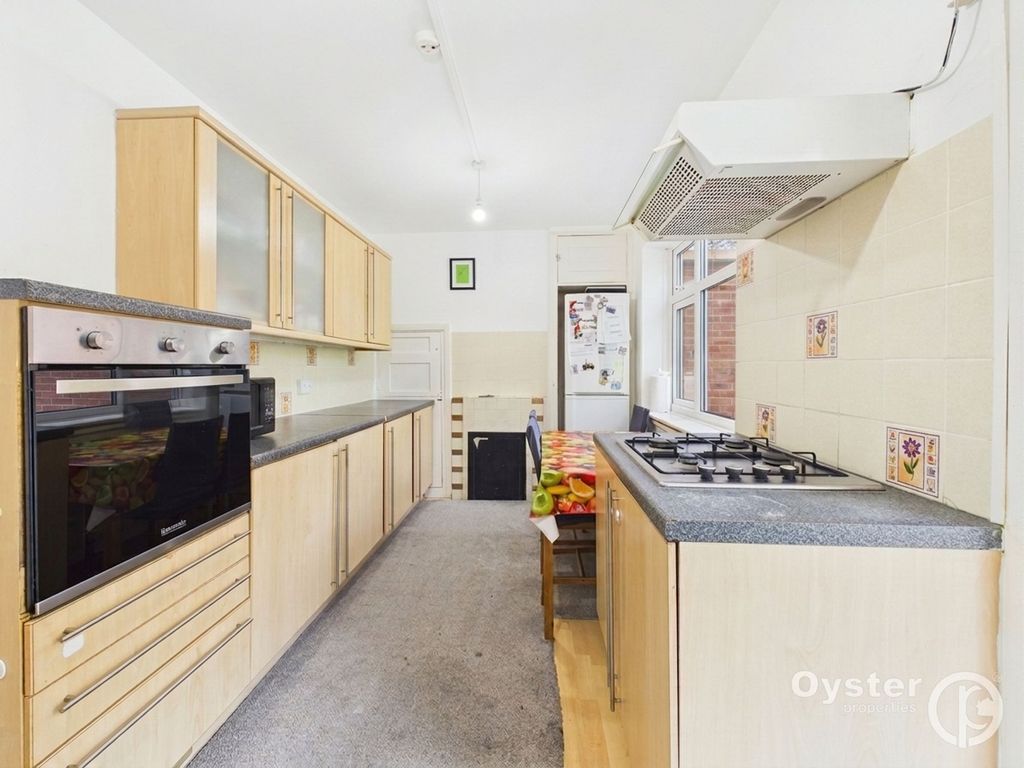 Property photo 3 of 17 Kitchen