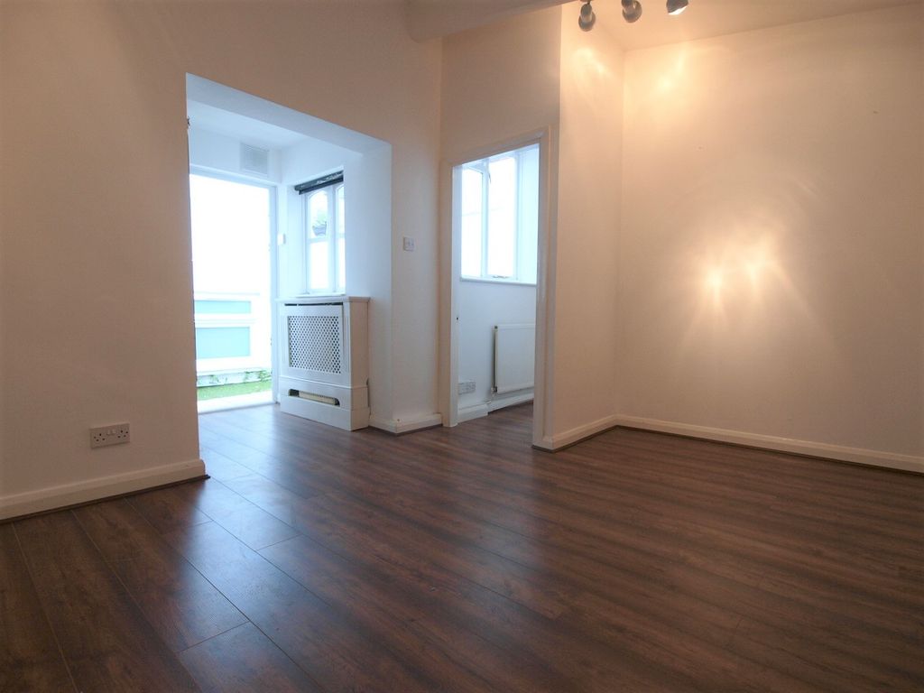 Property photo 3 of 8 Photo 6