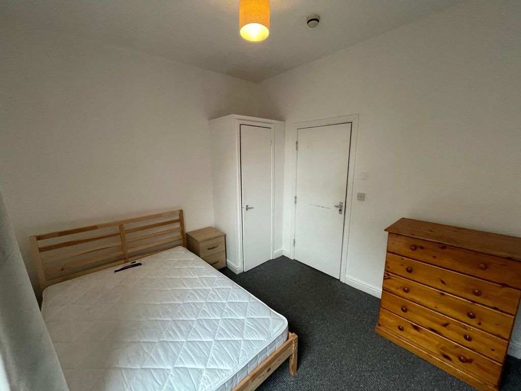 Property photo 2 of 9 A Bright And Tidy Double Bedroom Featuring Ample S...