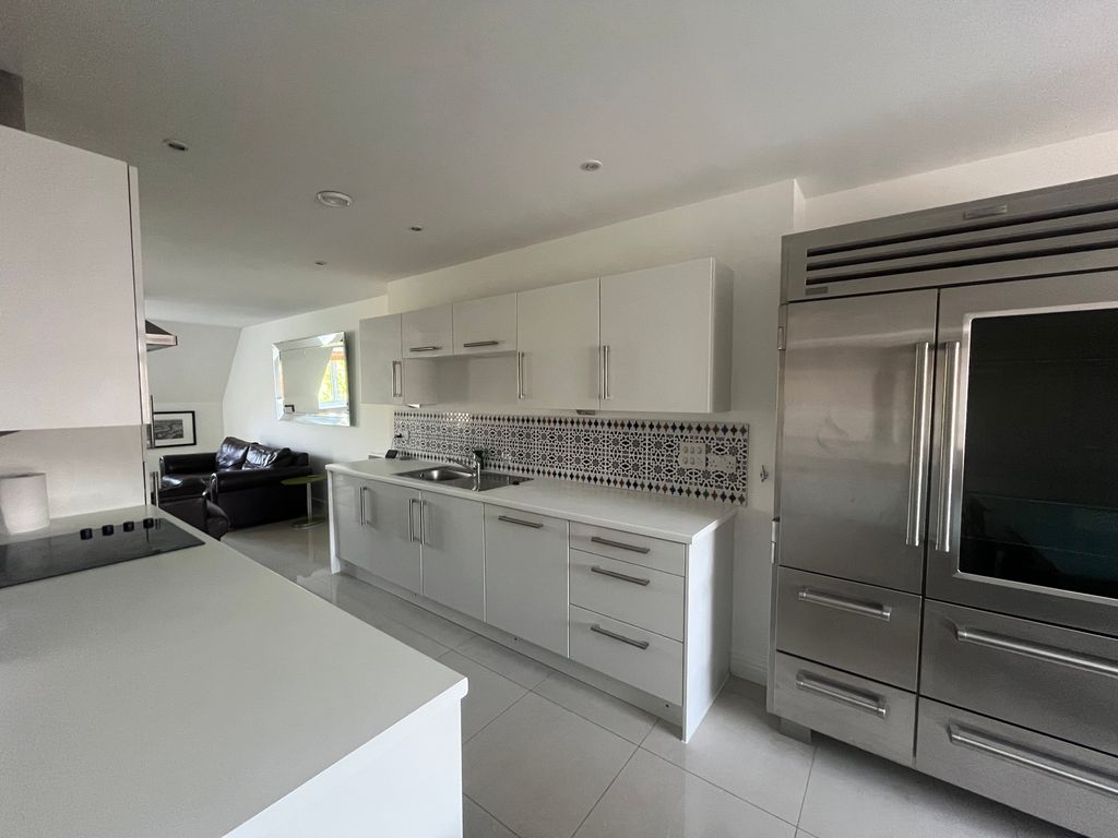 Property photo 3 of 7 Kitchen