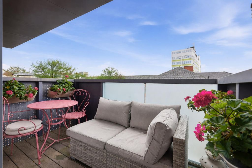 Property photo 2 of 20