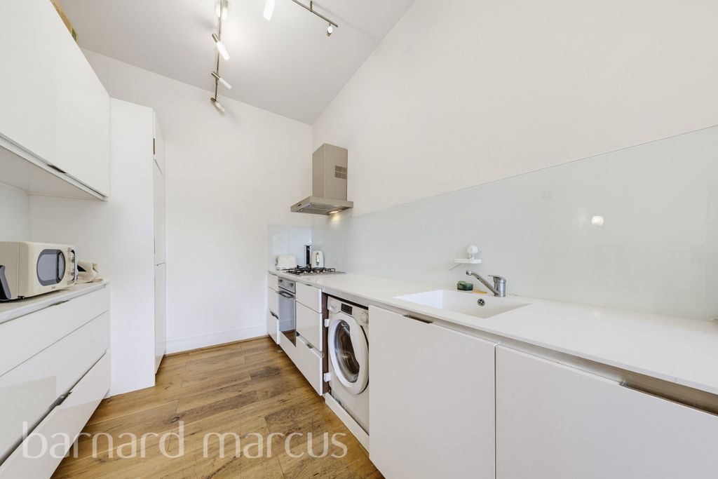 Property photo 3 of 8 Kitchen