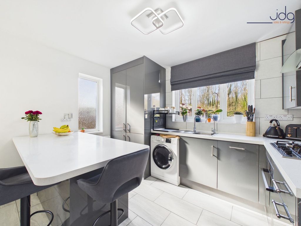 Property photo 3 of 17 Kitchen