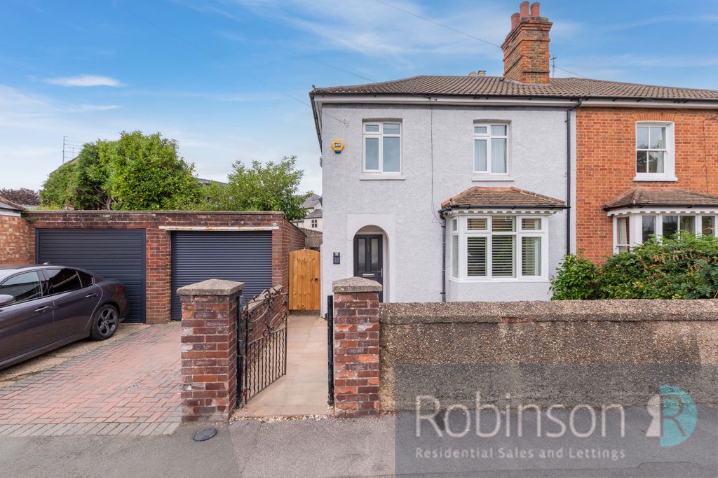 Property photo 2 of 19 16 Fairford Road-7