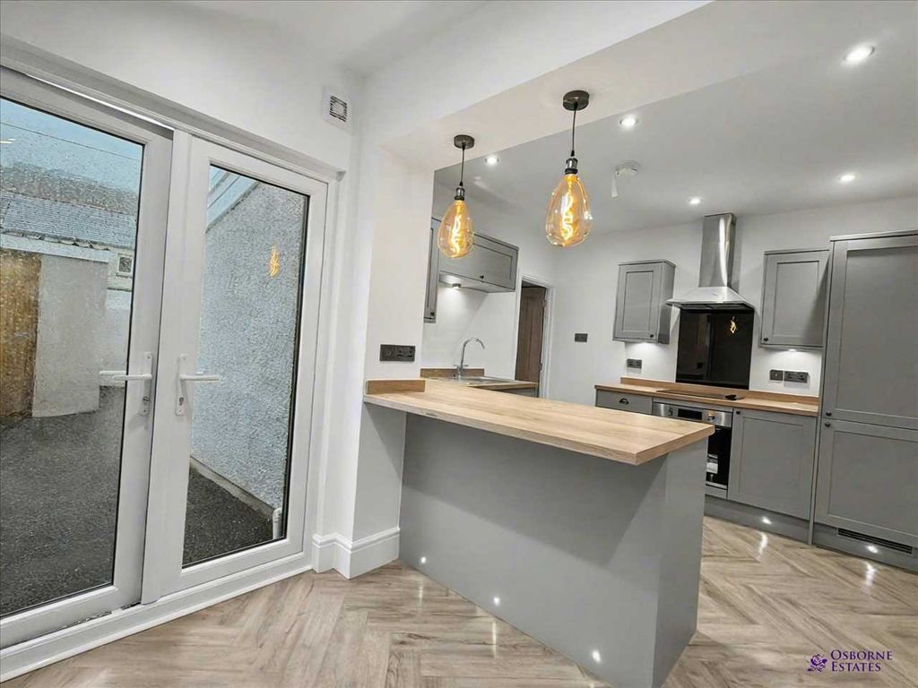 Property photo 2 of 22 Kitchen/Breakfast Room