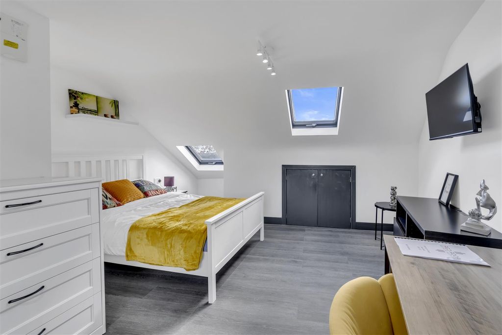 Property photo 2 of 13 Room 5 189 .Jpg