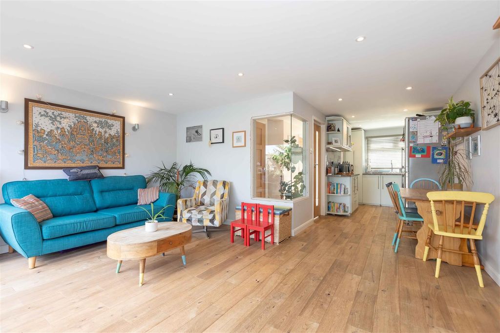 Property photo 2 of 18 9 Birch Close_5.Jpg