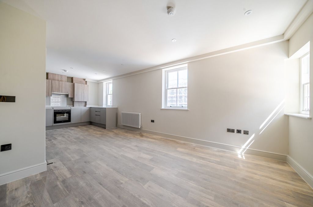 Property photo 2 of 8 1494189-5-6A566dc...