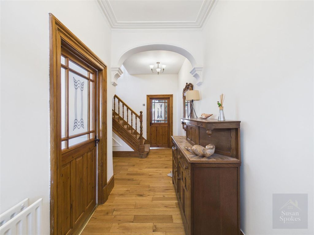 Property photo 2 of 21 Hallway