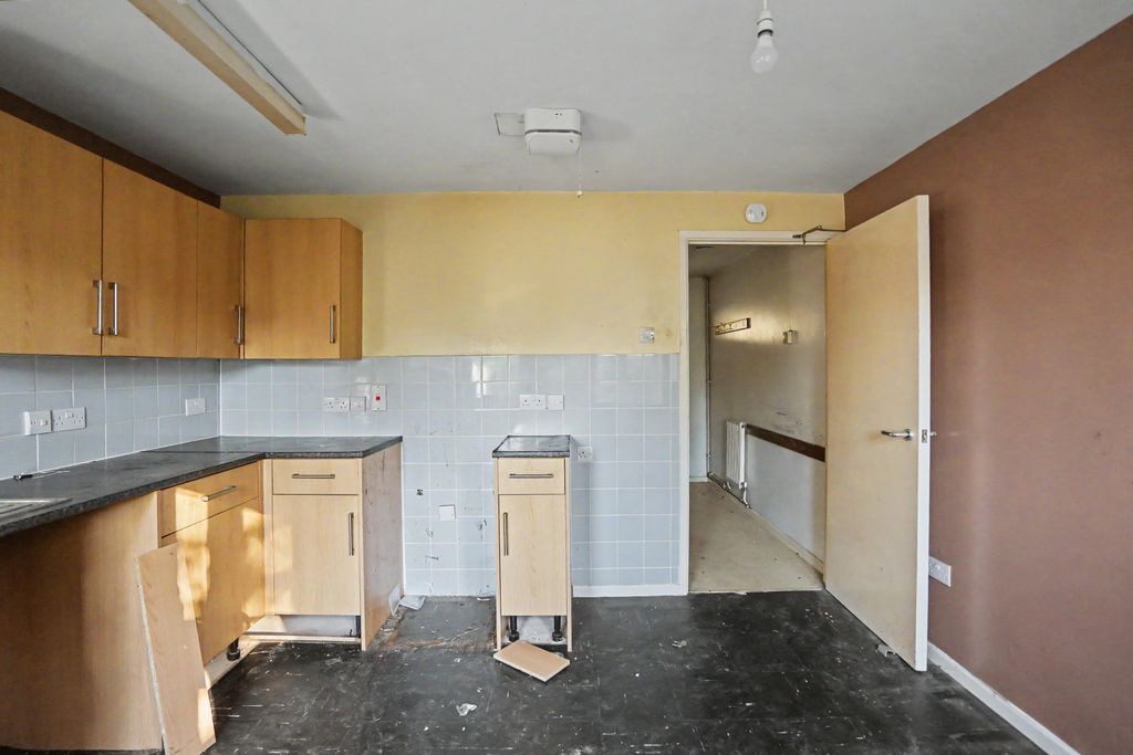 Property photo 3 of 18 12 Bartlett Close, Witney, Oxfordshire, Ox28 6Fd