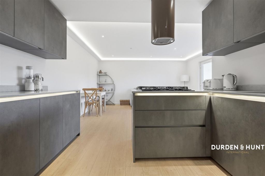 Property photo 1 of 18 London Road