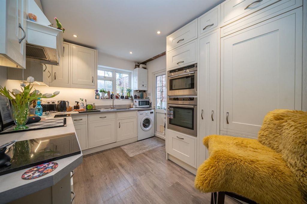 Property photo 3 of 25 Kitchen