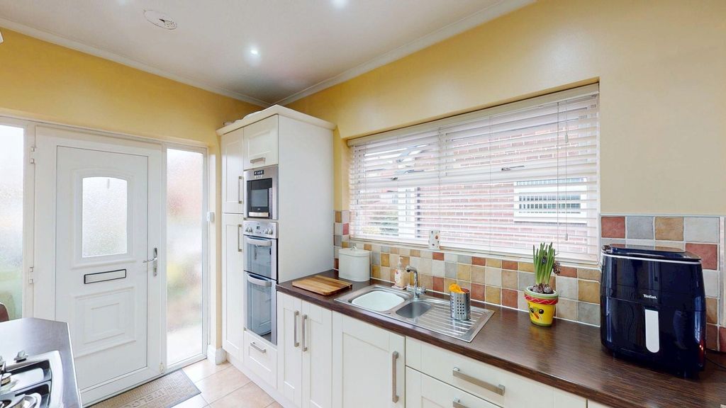 Property photo 3 of 16 Kitchen