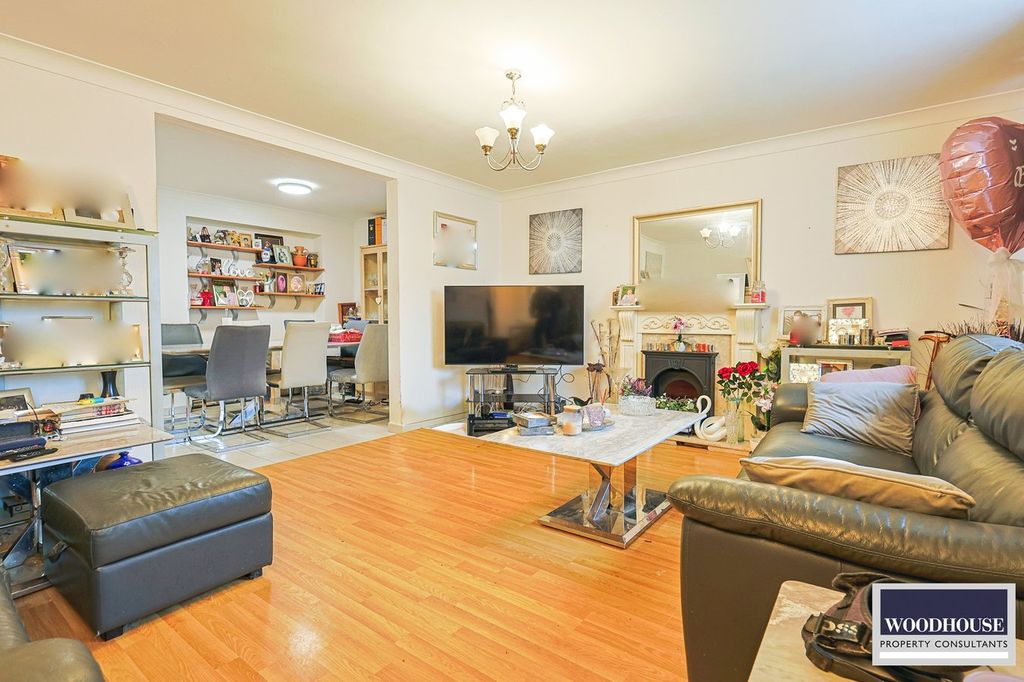 Property photo 3 of 32