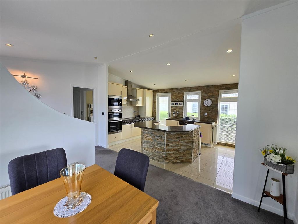 Property photo 3 of 27