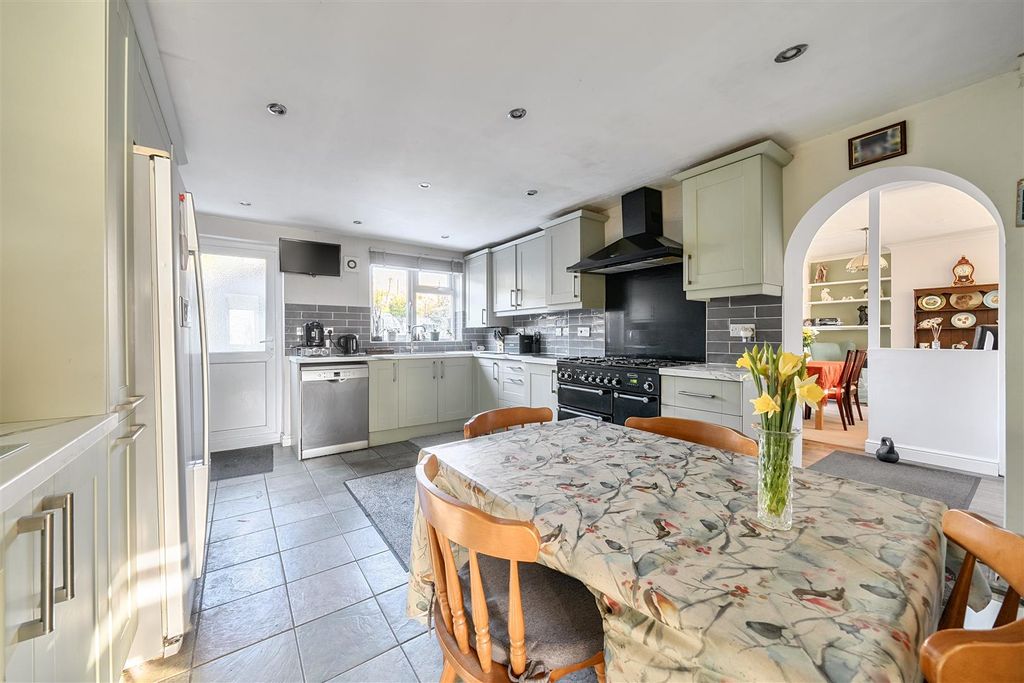 Property photo 2 of 23 1385699-12-695Baee9c4856.Jpg