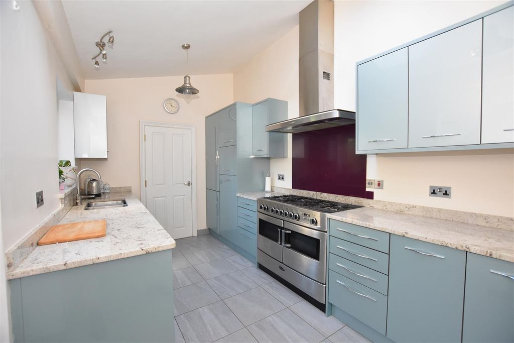 Property photo 3 of 11 Kitchen.Jpg