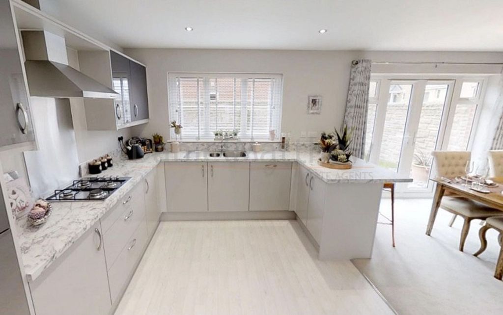 Property photo 3 of 8 Kitchen