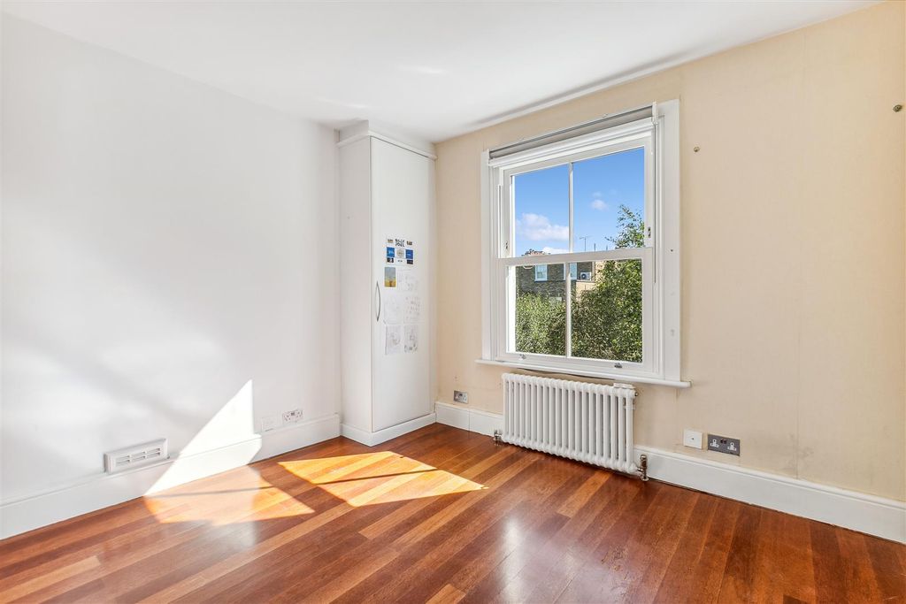 Property photo 3 of 10 Main Bedroom