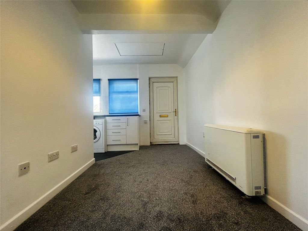 Property photo 3 of 13 Lounge