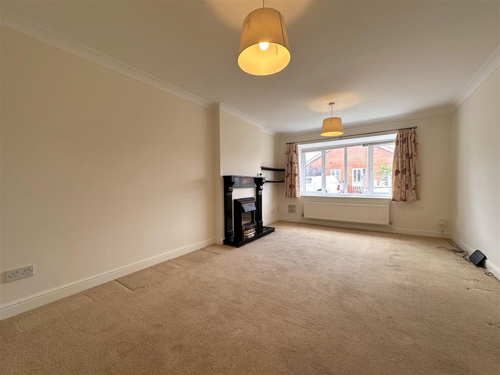 Property photo 2 of 12 Generous Lounge/Diner 304