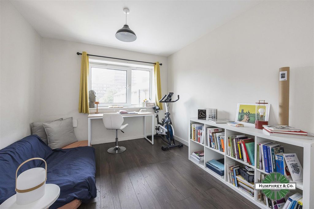 Property photo 3 of 14 35 Oxford Road -010.Jpg