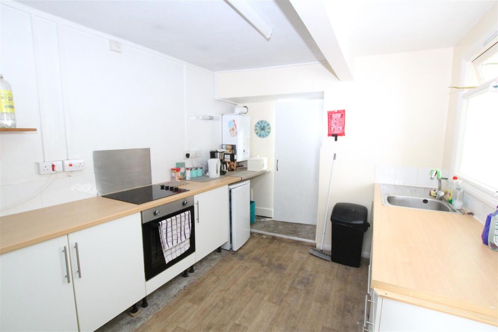 Property photo 2 of 8 Kitchen