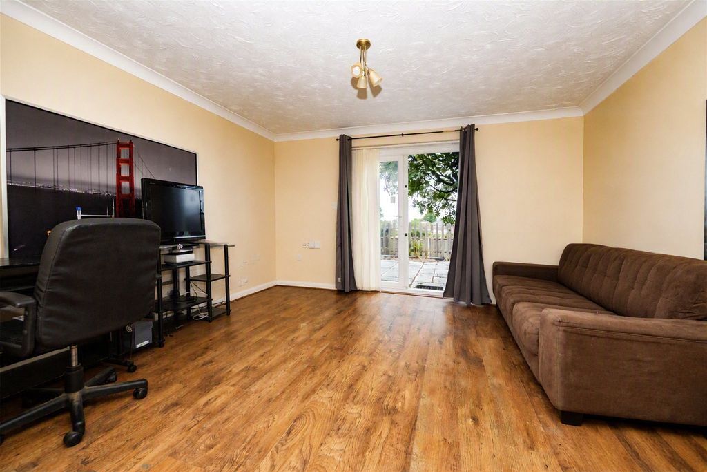 Property photo 2 of 12 Lounge