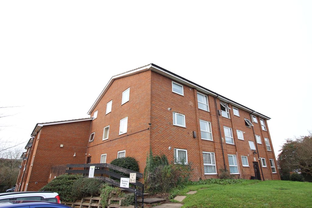 Property photo 1 of 7 39 Lambert Court Ext