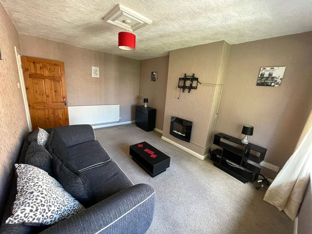 Property photo 3 of 8 Lounge