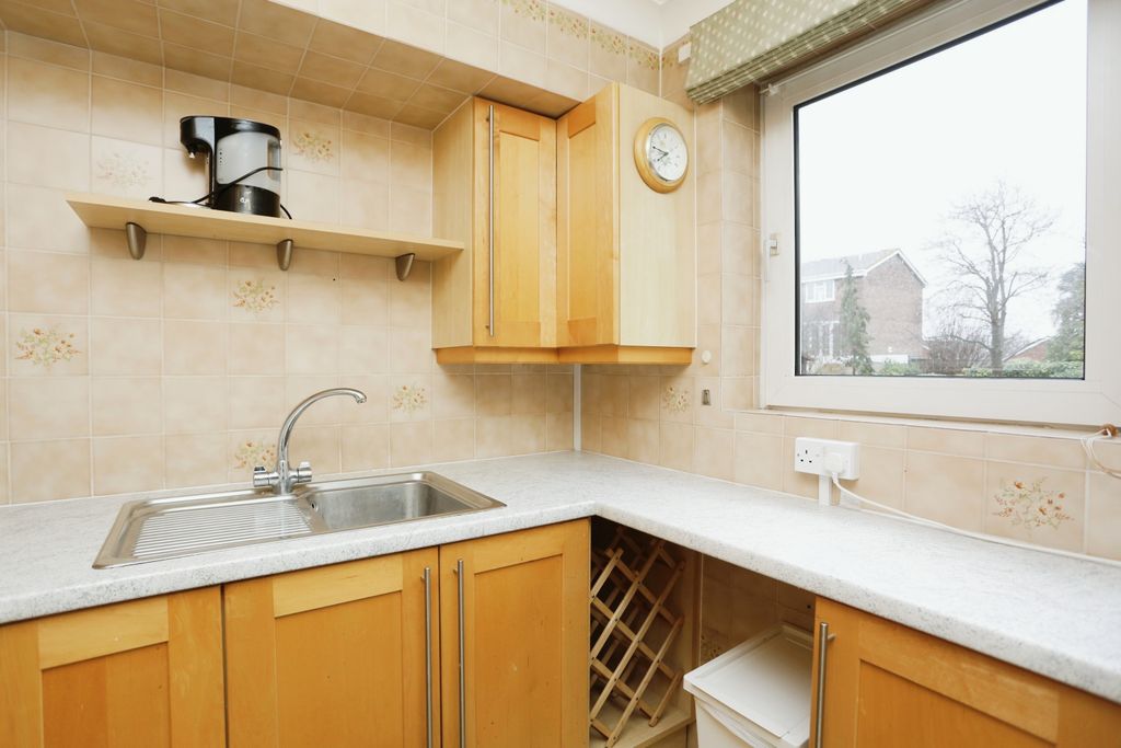 Property photo 3 of 10 Kitchen