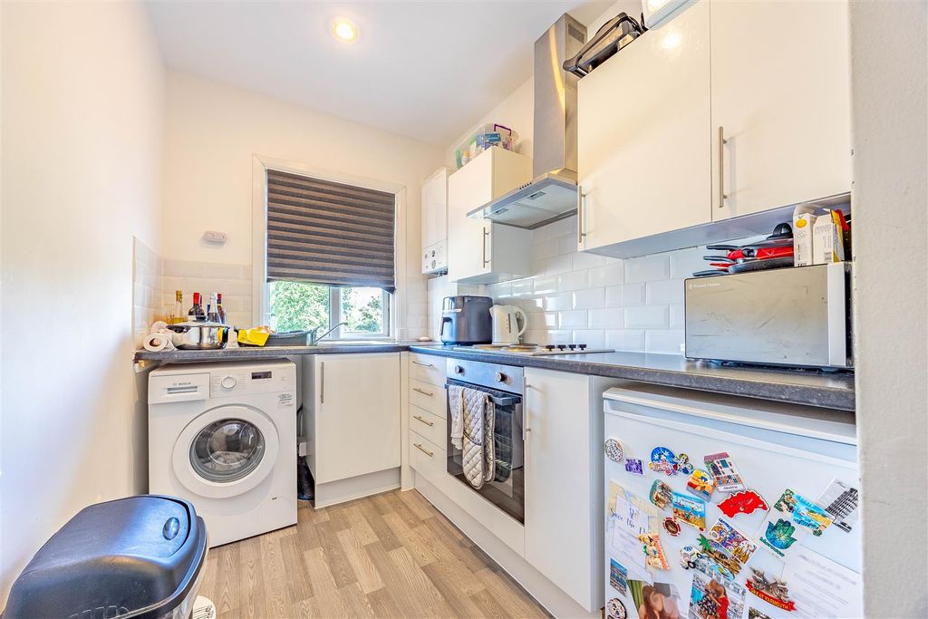 Property photo 3 of 11 Kitchen