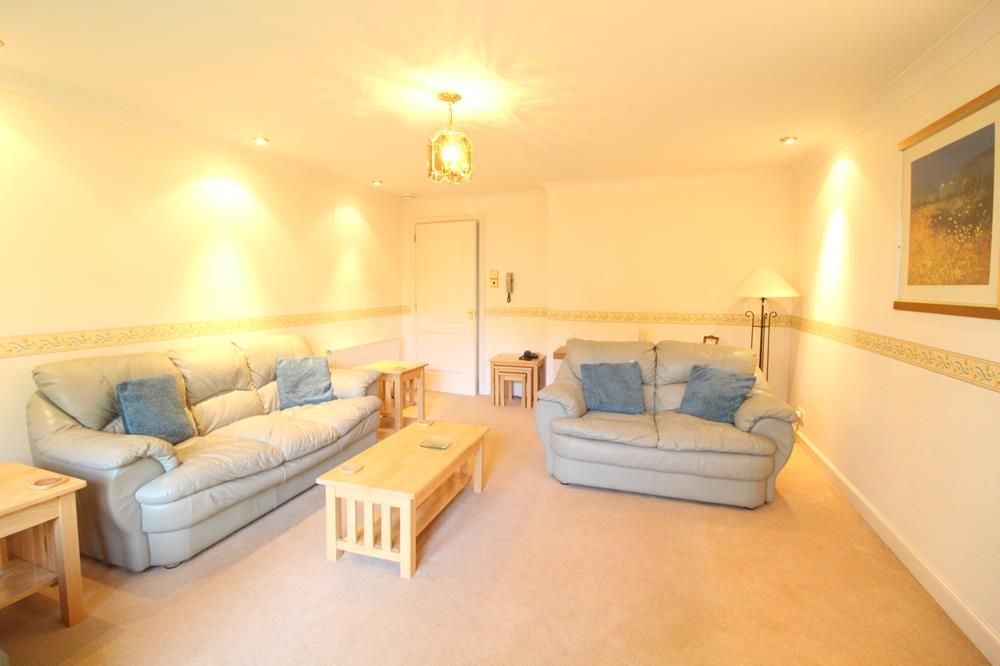 Property photo 2 of 9 Lounge