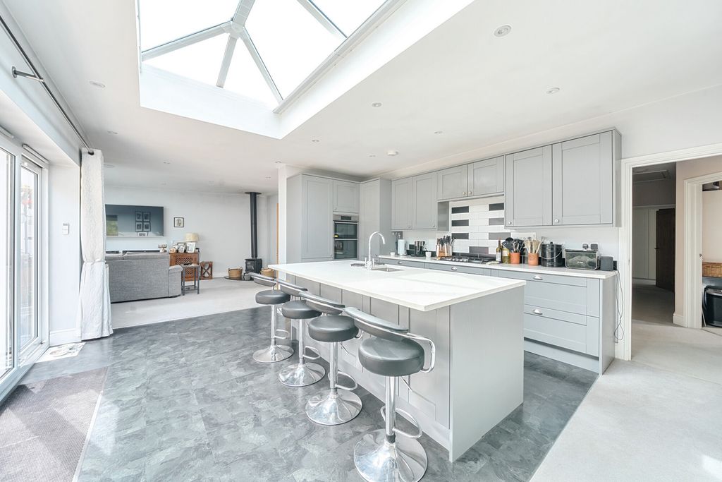 Property photo 2 of 20 1315775-12-685E47...