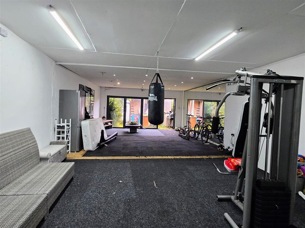 Property photo 3 of 26 Impressive Games Room / Studio