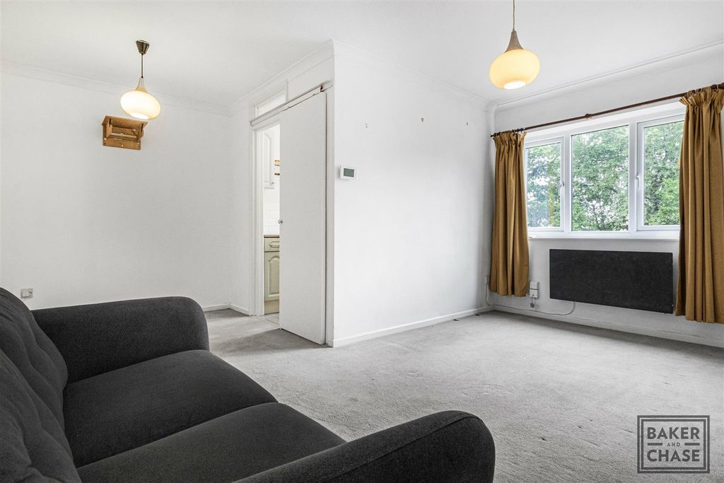 Property photo 2 of 11 Lounge