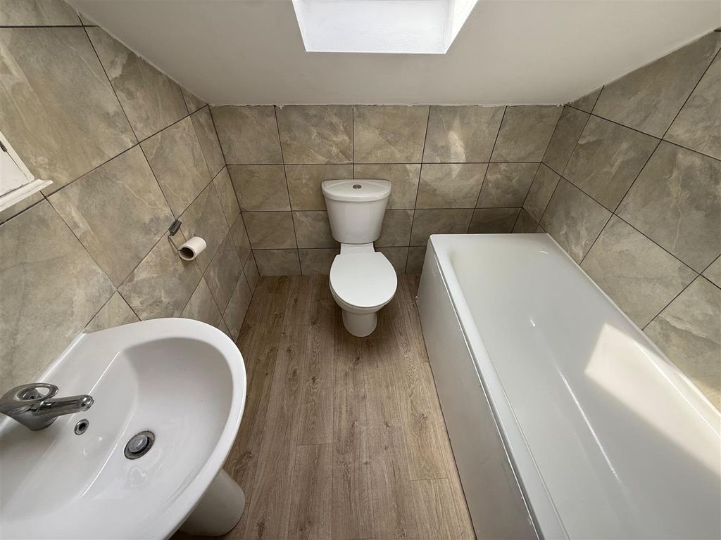 Property photo 3 of 7 Bathroom