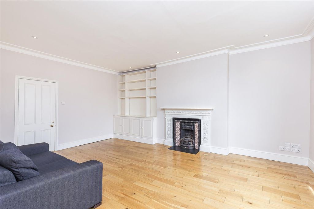 Property photo 3 of 10 Addison Gardens