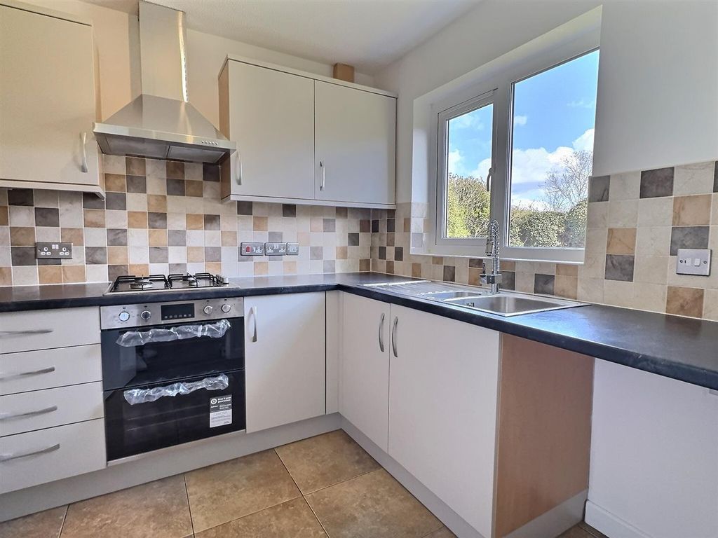 Property photo 3 of 9 Kitchen