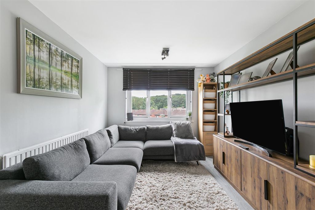 Property photo 3 of 16 11_86643.Jpg