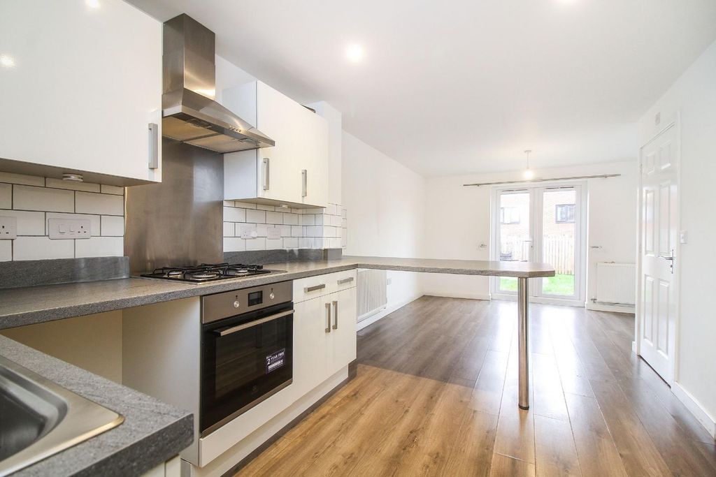 Property photo 3 of 10 Living Room / Kitchen Diner