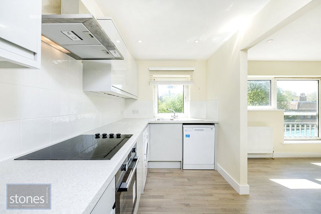 Property photo 3 of 11 Kitchen