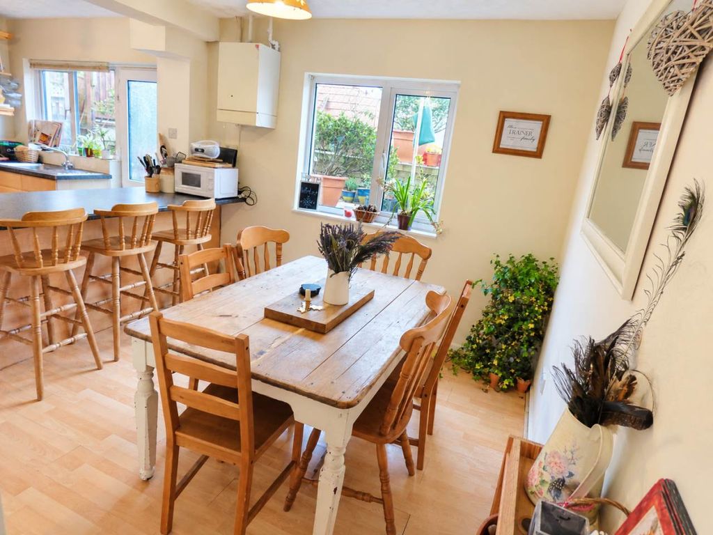Property photo 3 of 8 Dining Area
