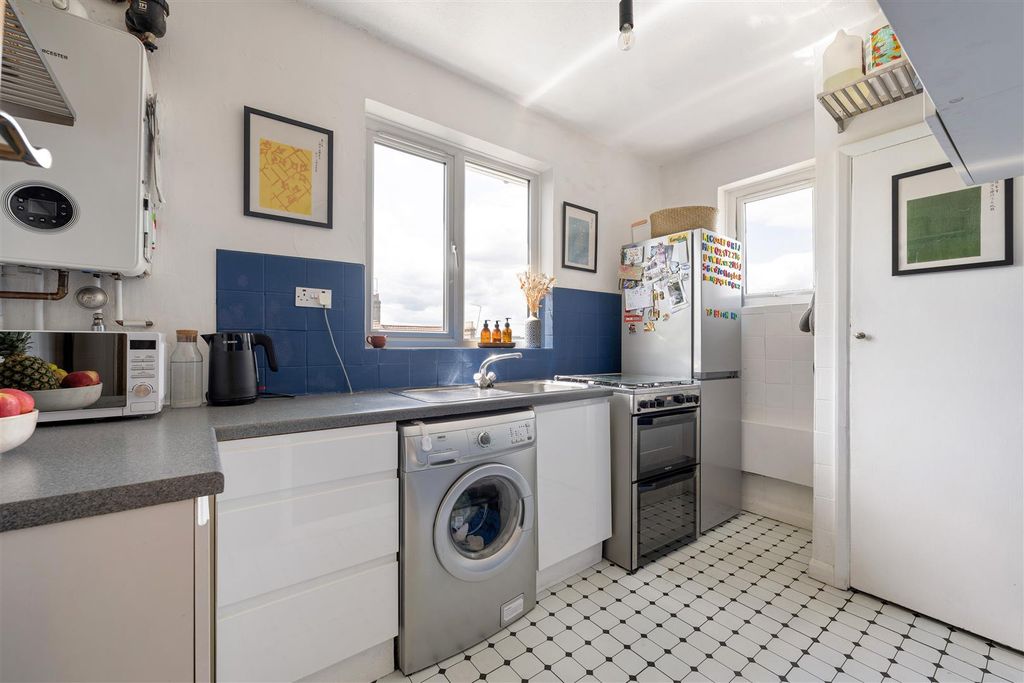 Property photo 2 of 25 Byron Road, E17
