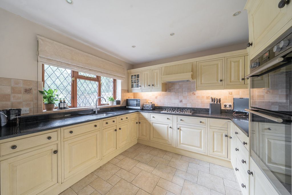 Property photo 3 of 24 1313877-10-686E9F...