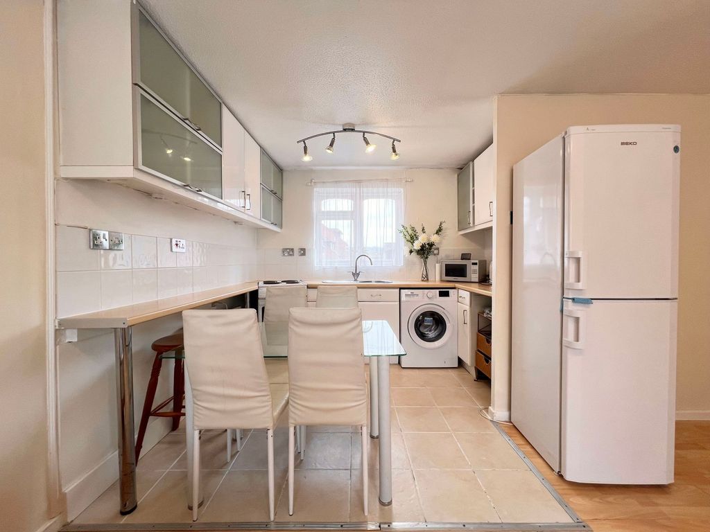 Property photo 2 of 6 Kitchen