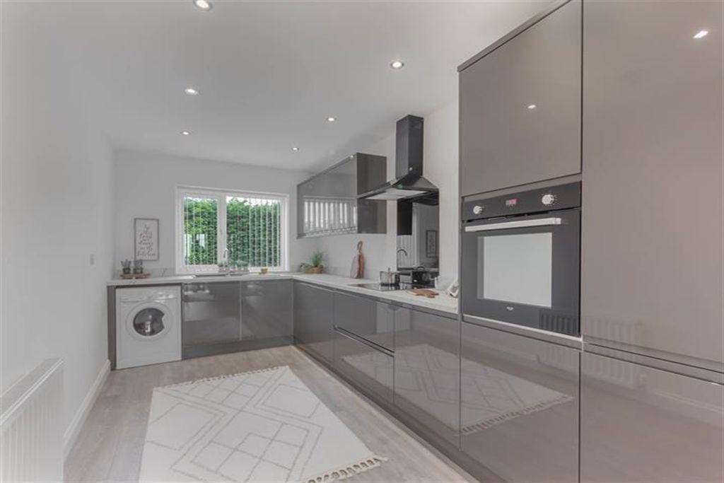 Property photo 3 of 12 Kitchen